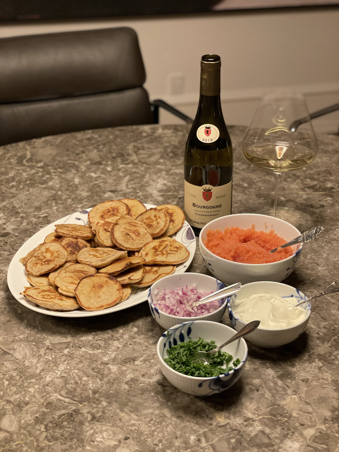 Bourgogne Chardonnay, 2018 og Stenbiderrogn med hjemmelavede blinis