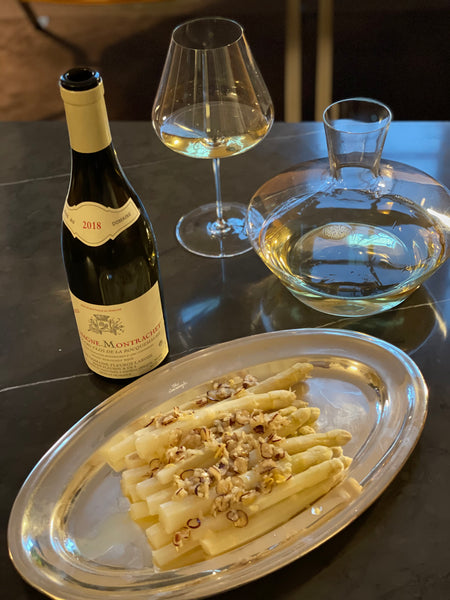 Chassagne-Montrachet 1er Cru Monopole ‘Clos de La Rocquemaure’ 2018 og hvide asparges med brunet smør, hasselnødder og citron